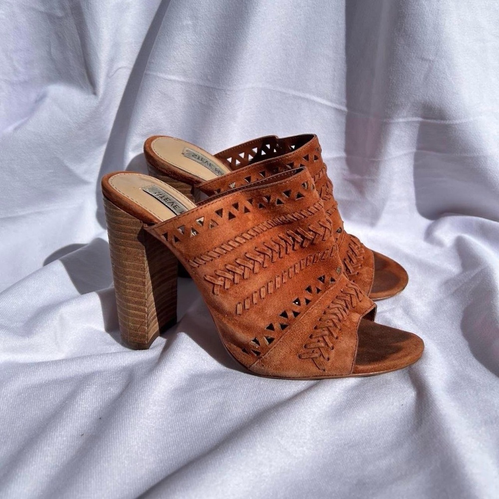 US 7.5 SUEDE STEVE MADDEN OPEN TOE MULE HEELS